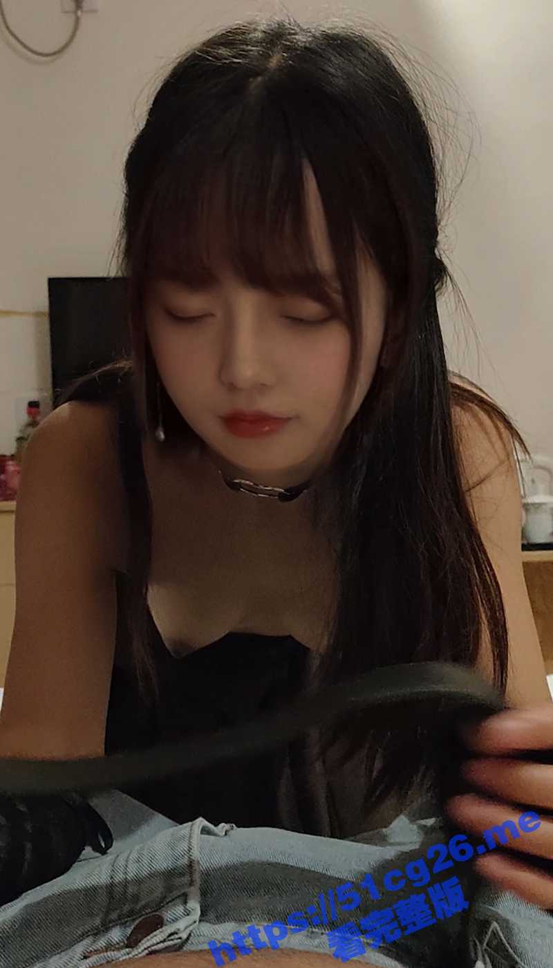 极品身材 棕色皮肤学生妹 穿上开档白丝JK服 露脸插入 看乳头真是黑的发亮啊