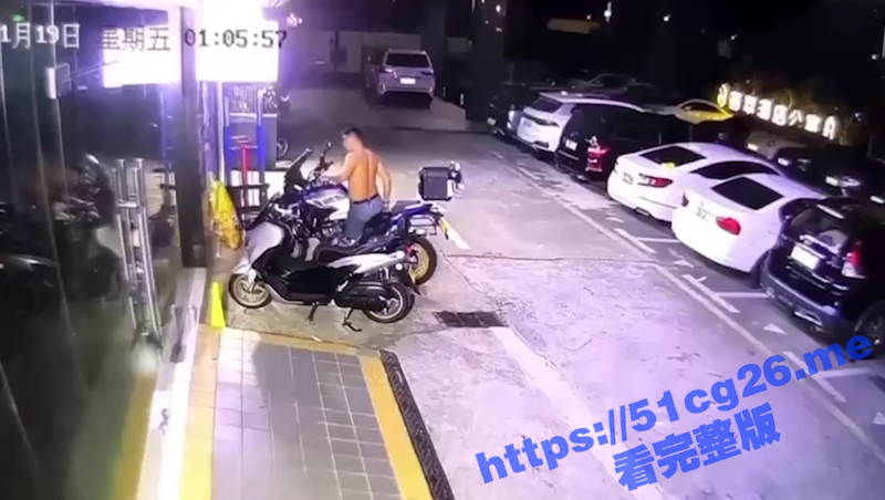 真正的骑士！待车如妻 操摩托油箱 事前还调情带上领带 准备就绪后开始输出