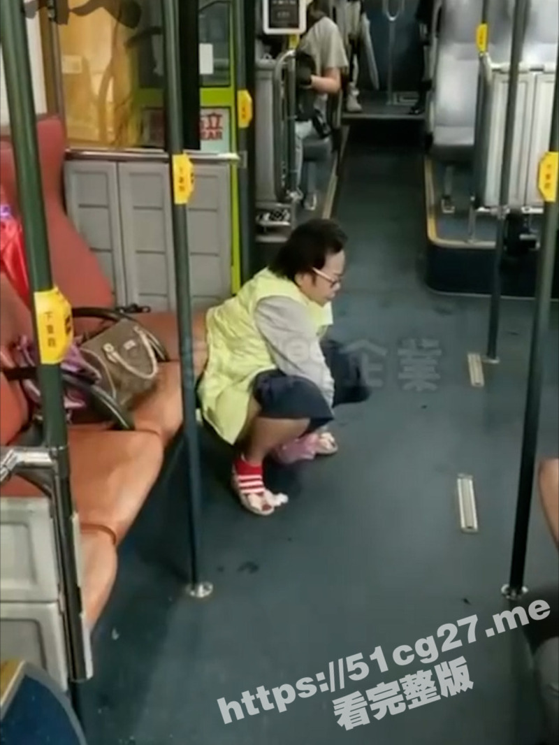 台湾的公交就是如此多功能 便意大发 直接脱掉裤子在车厢中间拉粑粑
