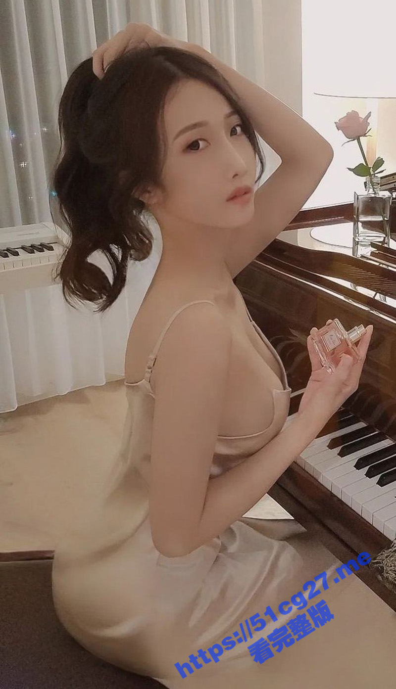 台湾 平时冷酷高贵气质巨乳钢琴老师 伊美娜和男友不雅自拍片流出