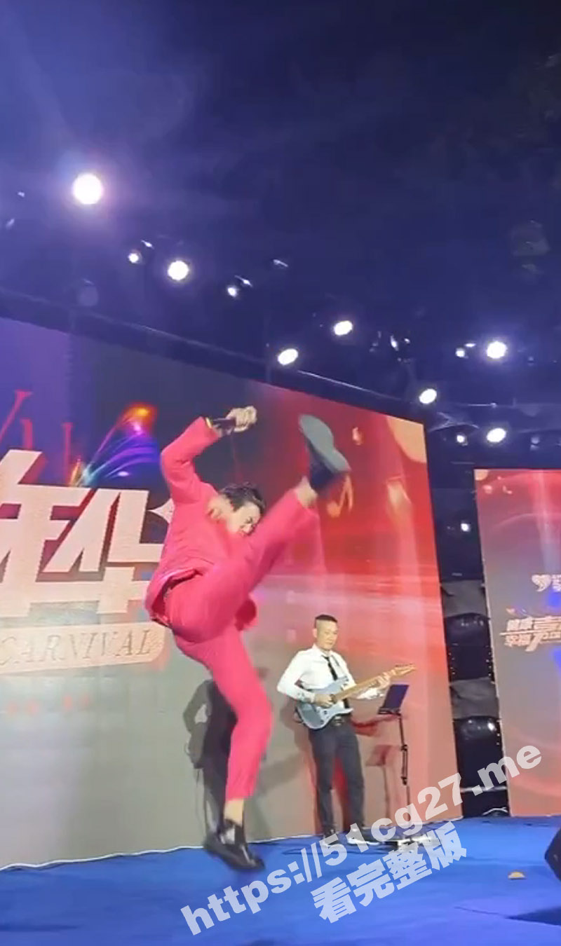 难绷！某嘉年华晚会现场 男嘉宾卖力演出因动作太大导致裤裆撕裂露出小鸡鸡 隔着屏幕都感觉尴尬