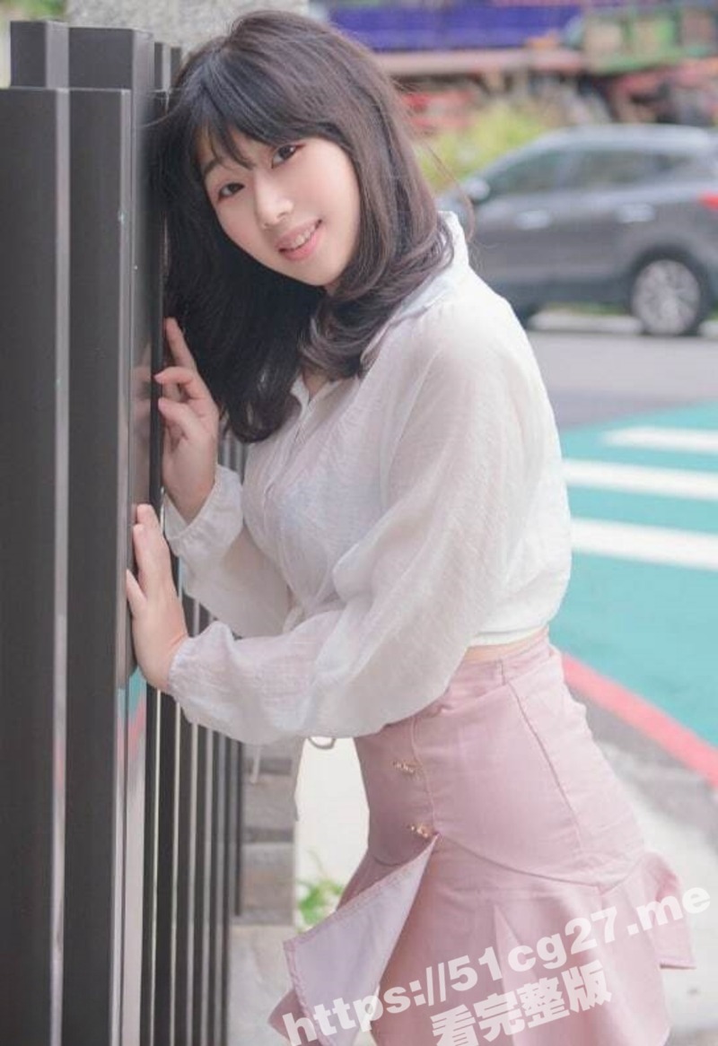 清纯白嫩的小妹 绝品美鲍剃毛 假阳具带钢珠 暴力输出妹子的娇嫩粉穴 高潮喷水欲仙欲死！