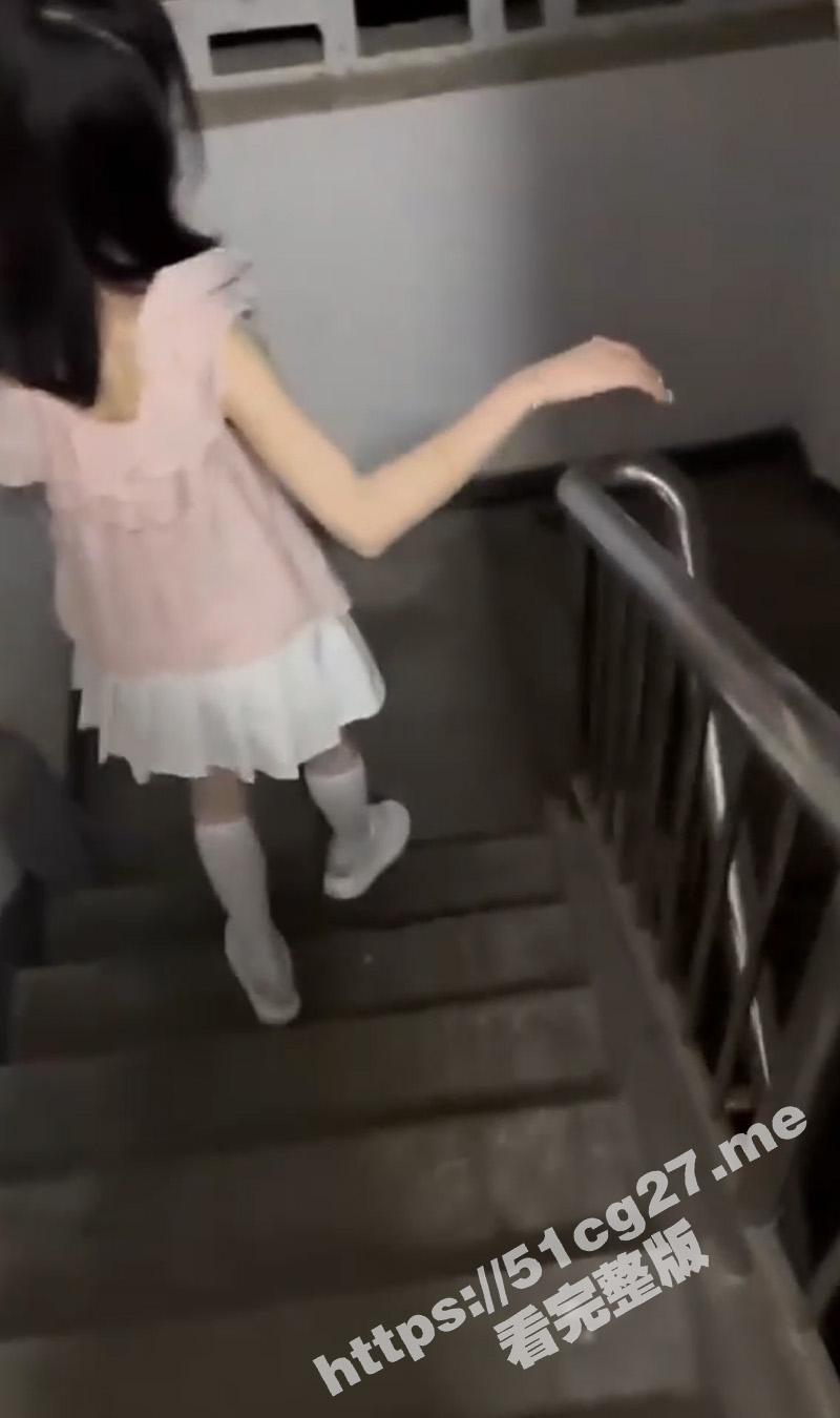 约炮大神 专约嫩妹 江南第一深情 把JK嫩妹带到家中 口交热身后抓着双腿猛攻淫穴 好极品