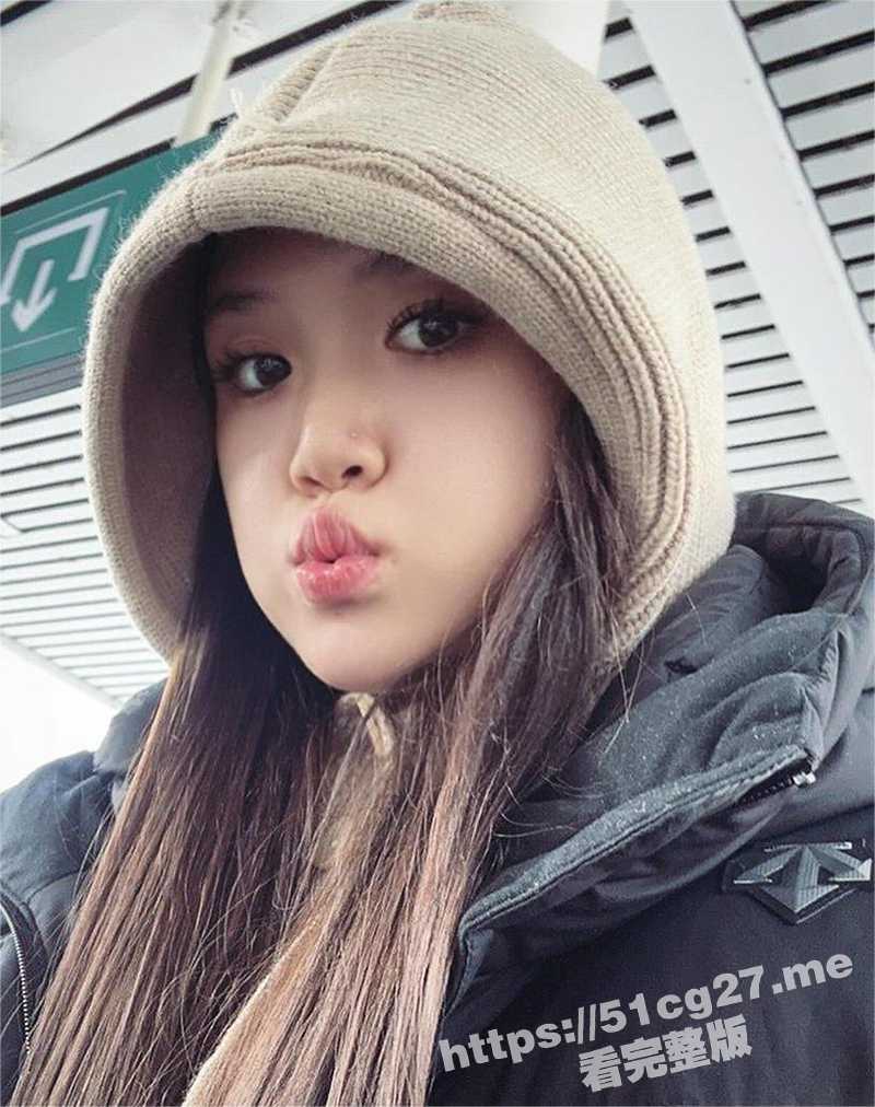 05年技校纹身巨乳白嫩学生妹 私生活被泄密曝光 和男友无套后入吃鸡喝尿 会玩！