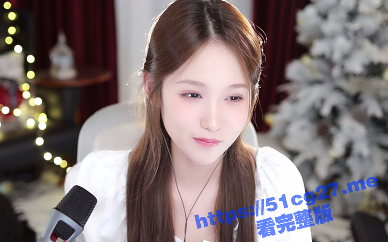 全网疯求！斗鱼舞蹈主播 朴雨彬 忘关摄像头上演直播换衣服 不穿内裤直接露点逼毛清晰看见