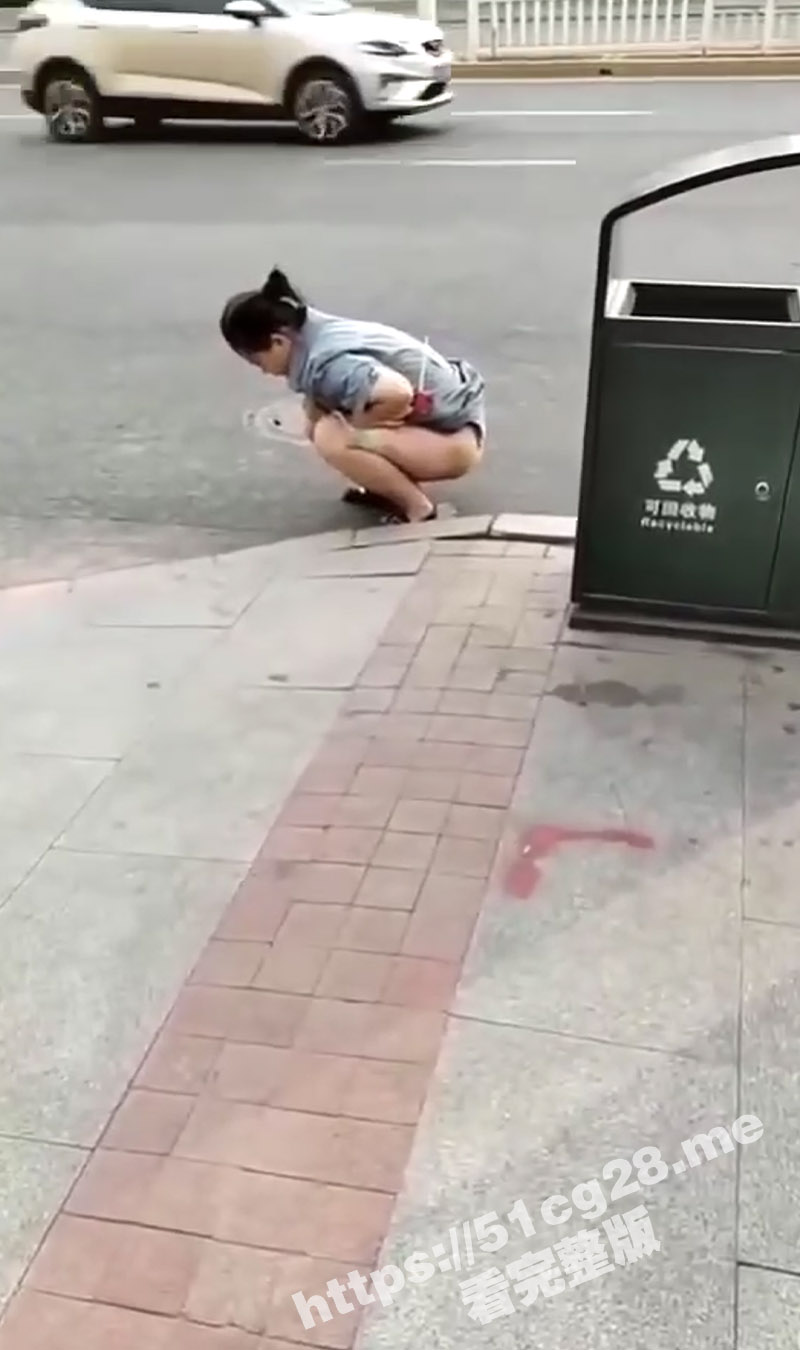 小仙女尿急直接蹲在车来车往的大街上尿尿 脸皮真厚的 一点也不觉得丢脸