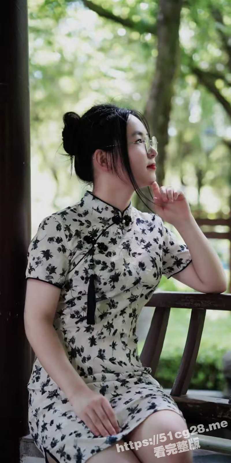 白嫩清纯学生妹 在自家穿JK制服用各种自慰棒玩弄多毛骚穴甚至用上了20厘米的黄瓜 太骚了