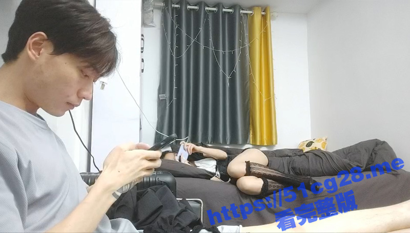肌肉小帅哥被迫性交 一脸的生无可恋 自己的00后女友却非常欠操 只能提枪上阵 急忙交公粮