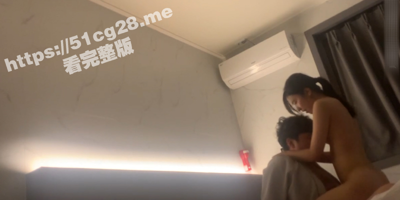 女友坐骑腰射摇的男友不停爽叫 翻身把女友压在身下一顿输出 女友被操得叫得好大声 给人听硬了