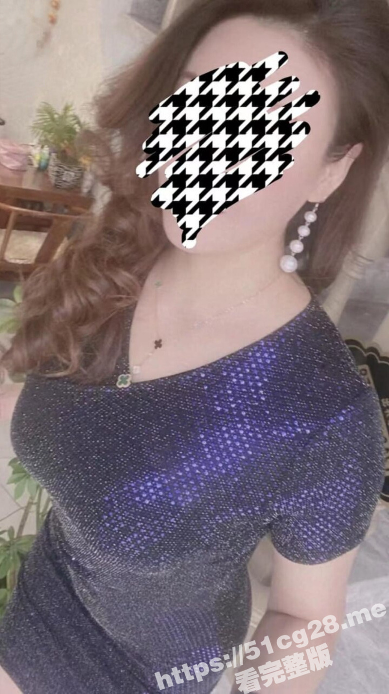 母子乱伦 在妈妈穿着瑜伽服练习健美操时 让她深喉口硬鸡巴 强行插入大胸贱妈妈的骚穴