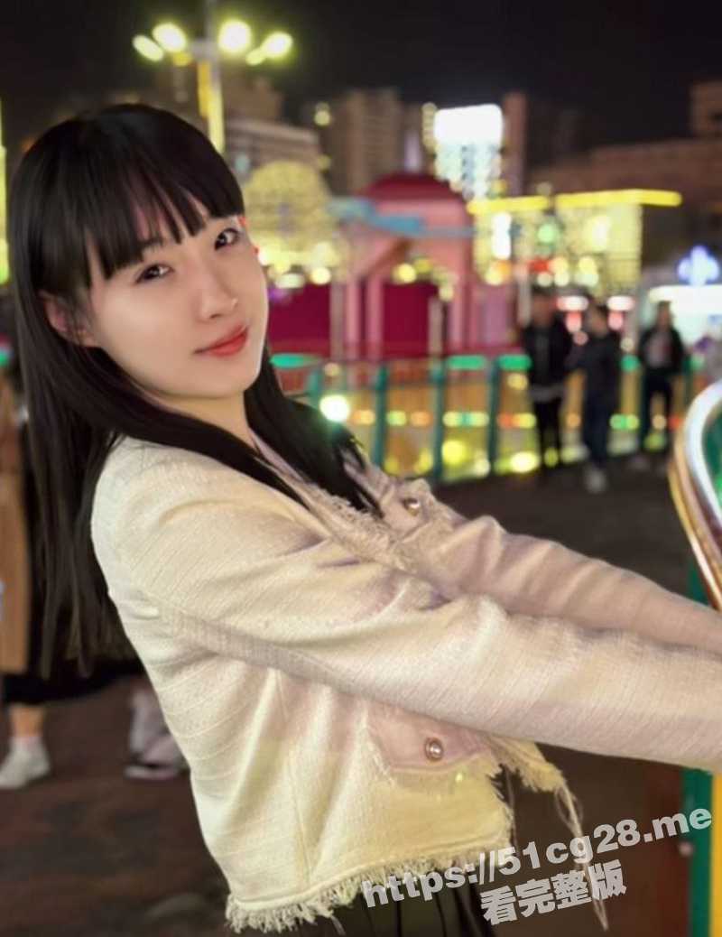 我的白嫩清纯母狗女友 胡悦潇 穿着开档黑丝制服 被粗屌无套插入 操出白浆高潮不断！