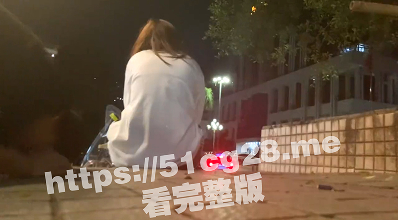 杭州惊现变态男狗奴 索要女大学生口水 吸干后跪地磕头拜谢！