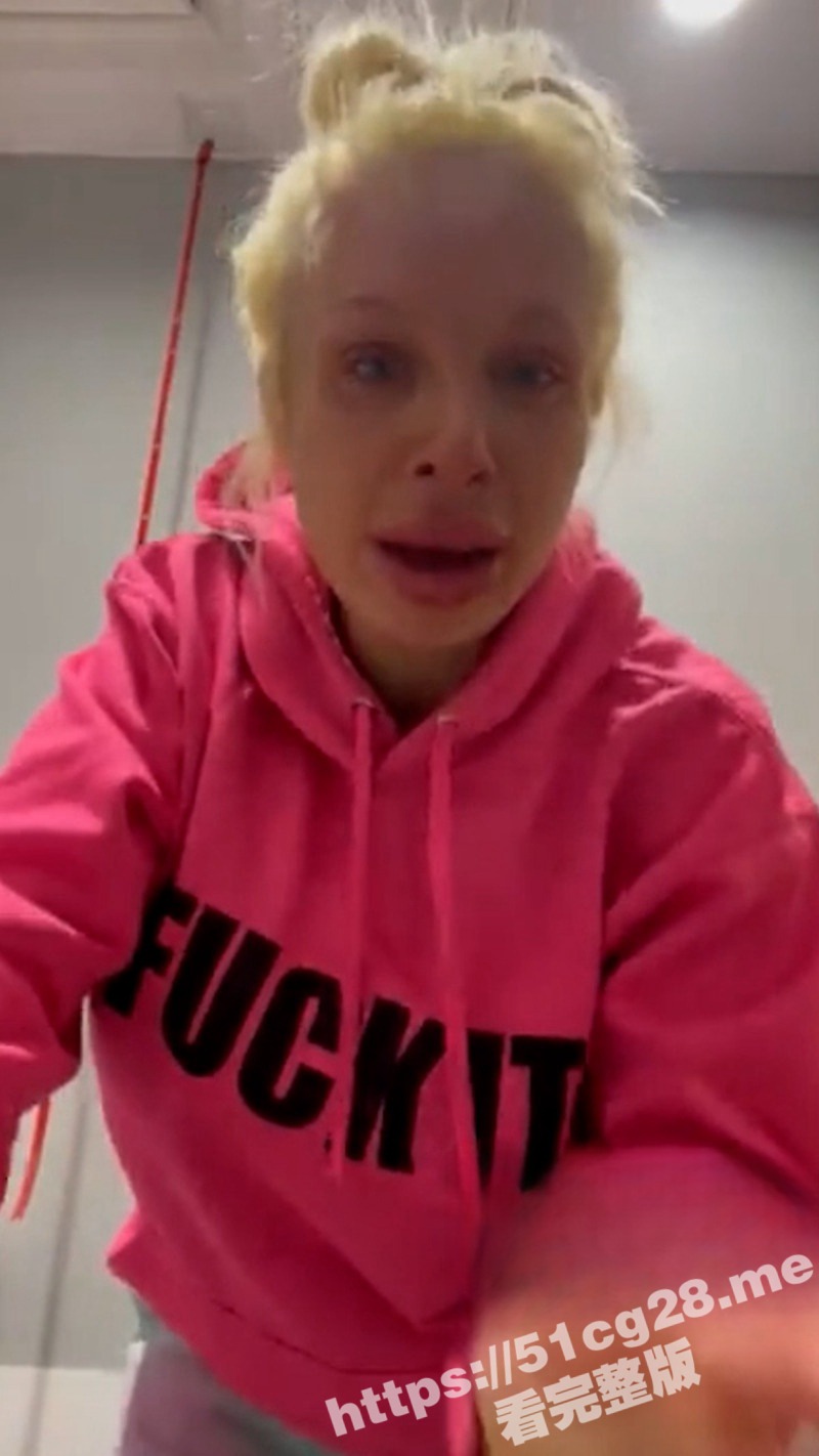 欧美 重口味视频 慎入 整容女隆胸后 填充物在胸部 直接炸了 现在只剩单只奶子了