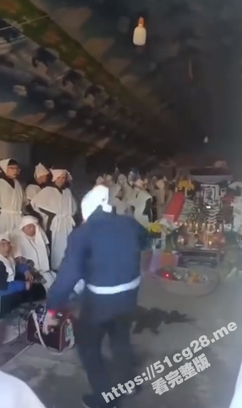 娱乐至上！老人在灵堂上 儿在墓地上跳科目三 祖坟都要诈尸冒青烟了