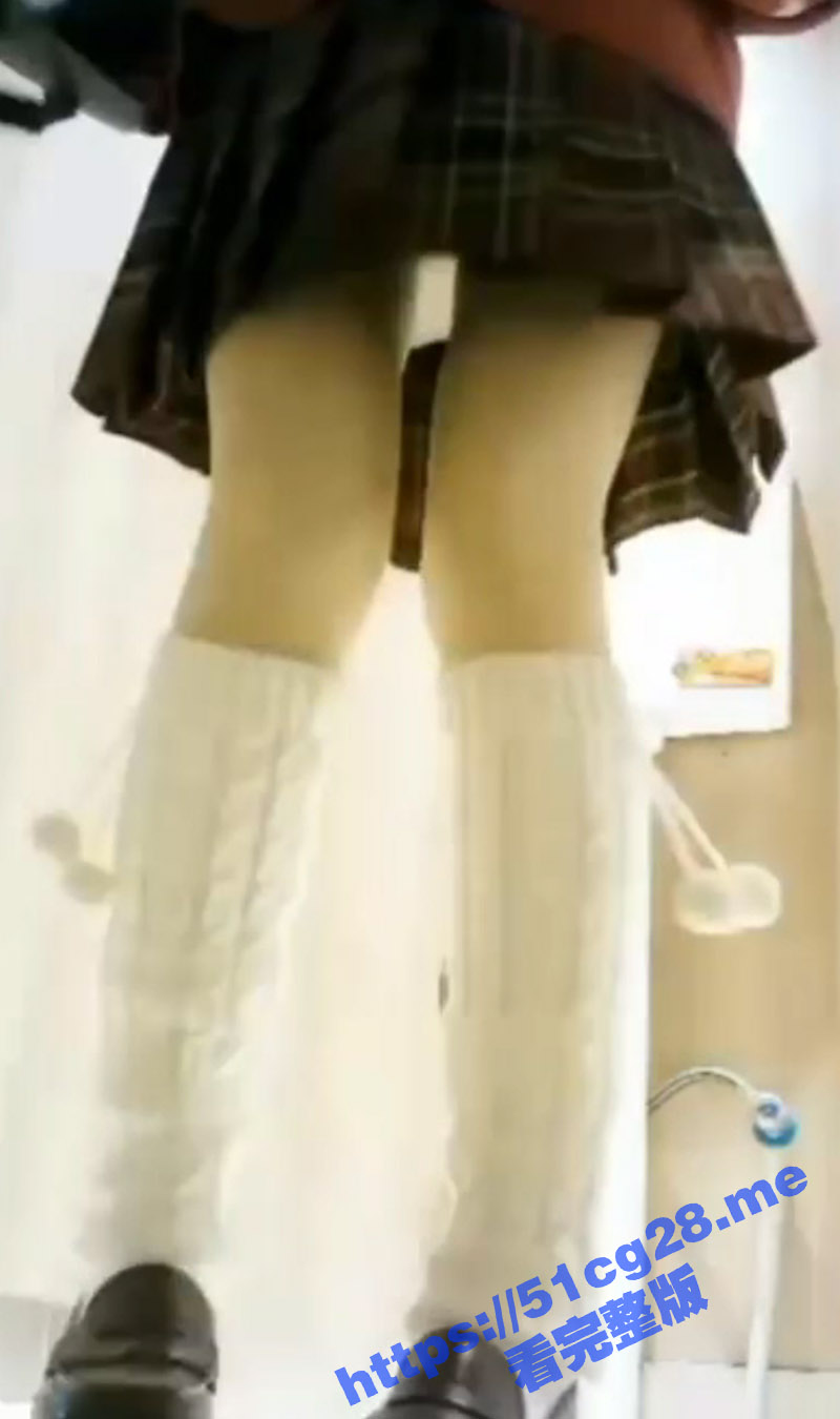超有气质小姐姐如厕现场 边尿边笑 尿完也不擦 上下抖动屁股把尿液甩干就提上裤子走人