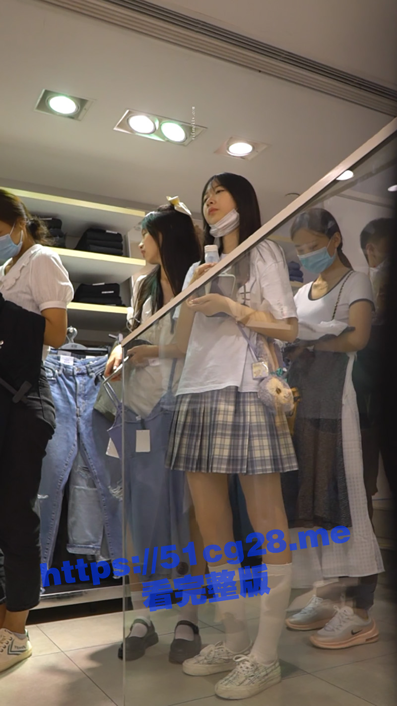 广州商场惊现偷拍狂魔，被人发现后报警，在手机里找出偷拍视频