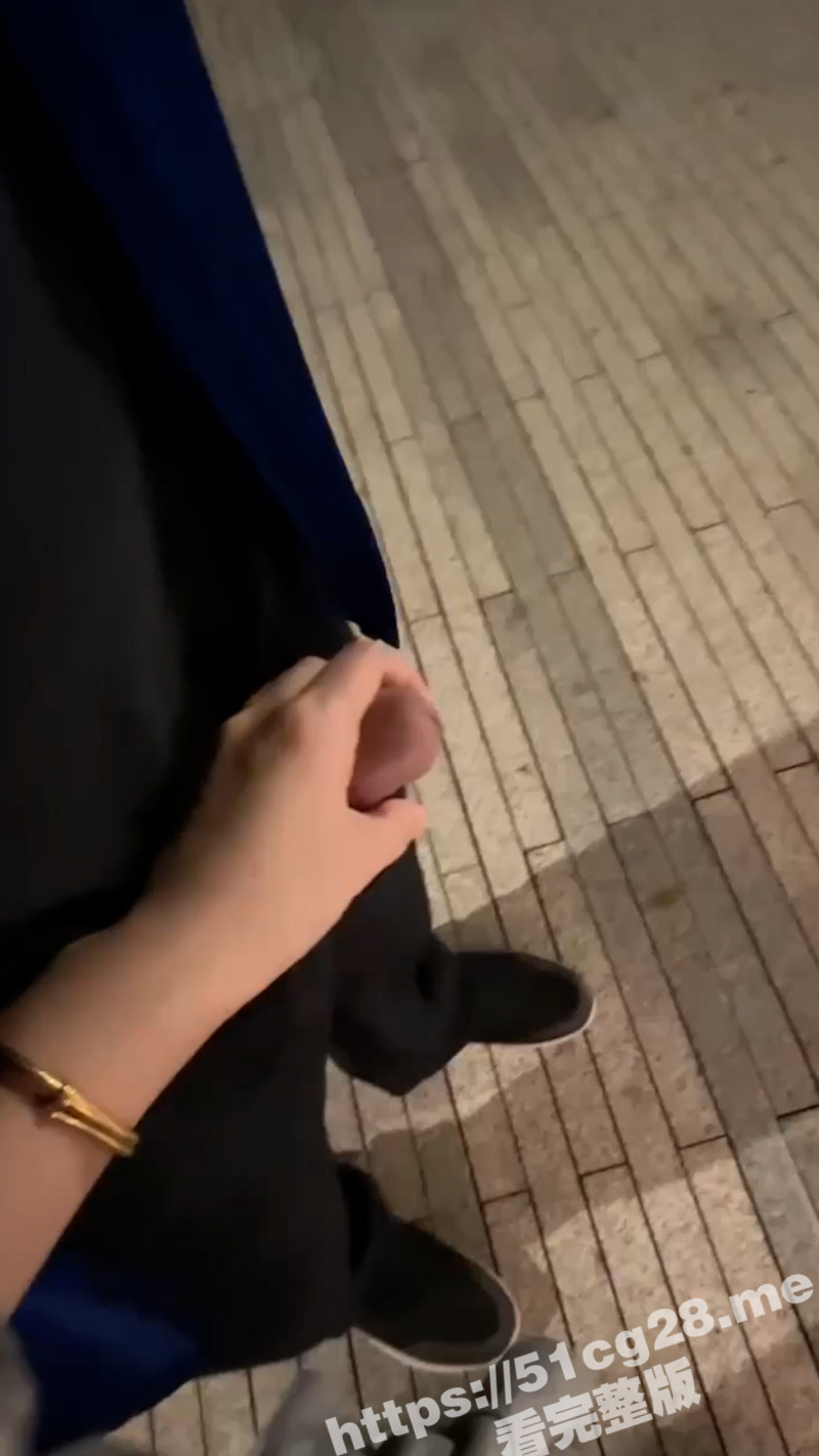 现在的年轻人太会玩了！小情侣为了追求刺激 在江边户外露出 蹲地口交 貌似被发现了