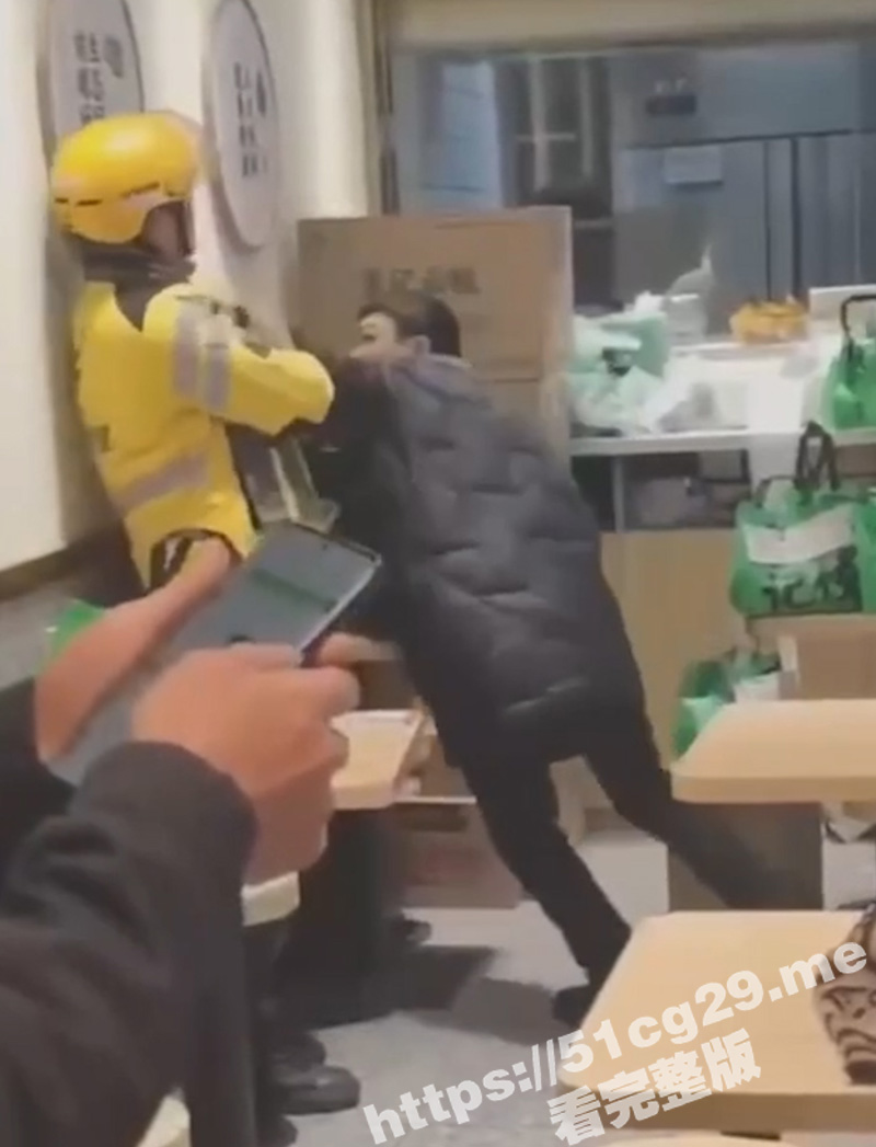 成都两外卖员因送餐问题大打出手 美团小哥战斗力异于常人却不肯发力 吓坏店员！
