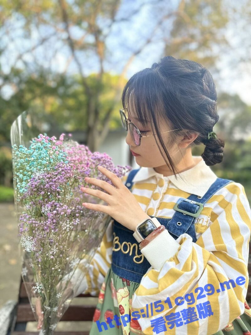 表面上清纯可爱的眼镜妹 内心其实是一只反差母狗 喜欢同时被两根大屌玩弄 私下的淫乱生活被曝光！