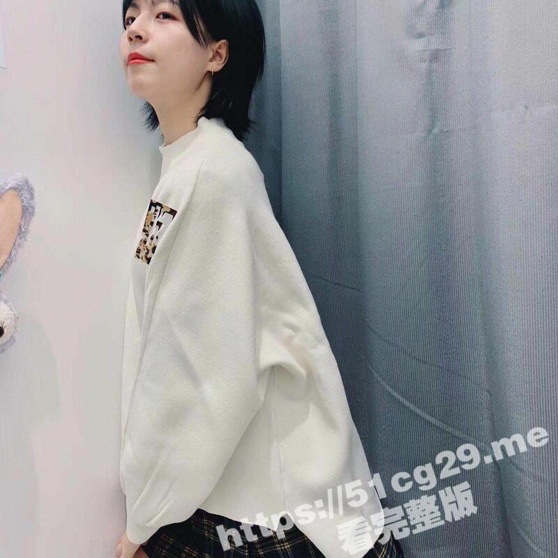 高颜值短发小家碧玉女友 到床上见到男友的大屌后 没想到竟然如此反差 真的是太极品了