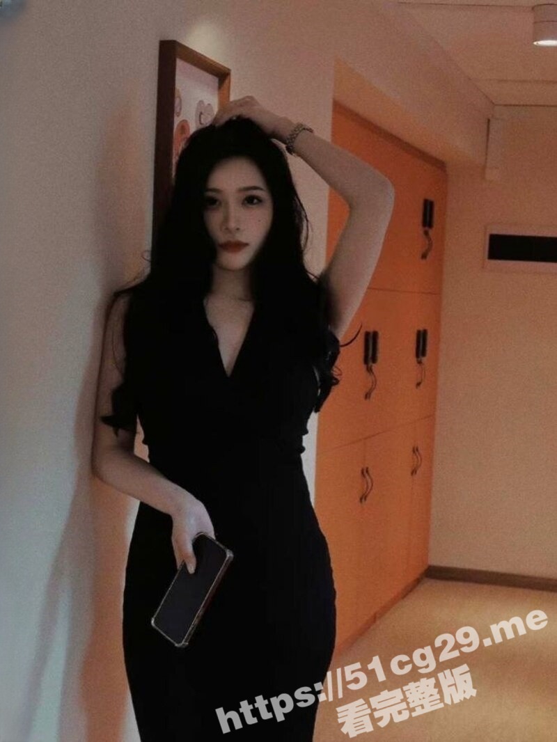 女友的闺蜜 是一名超高颜值御姐气质的模特 把她约到酒店偷情 直接撕开丝袜 无套插入到骚穴里！