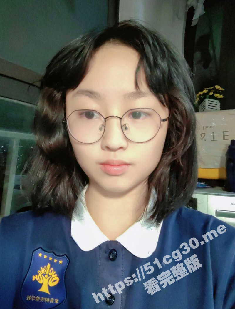 武汉大一眼镜学妹被渣男调教 把手捆在背后无套后入内射小穴 妹妹趴在床上 翘臀大长腿很吸睛