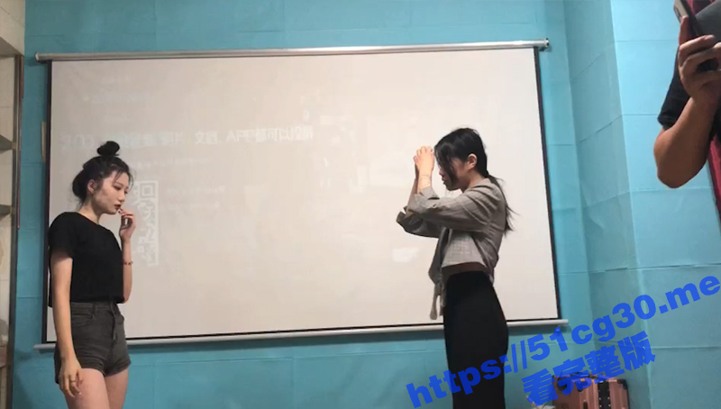 社会太妹帮派内斗 为争大嫂大打出手 薅头发挖脸脚踹 完全不留手啊！