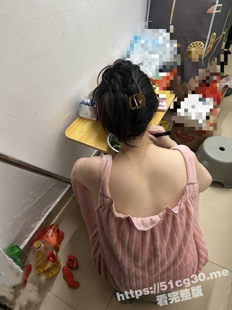 母子乱伦 寒假期间在我死磨硬泡下 终于掰开妈妈的腿 内射妈妈的多毛骚逼