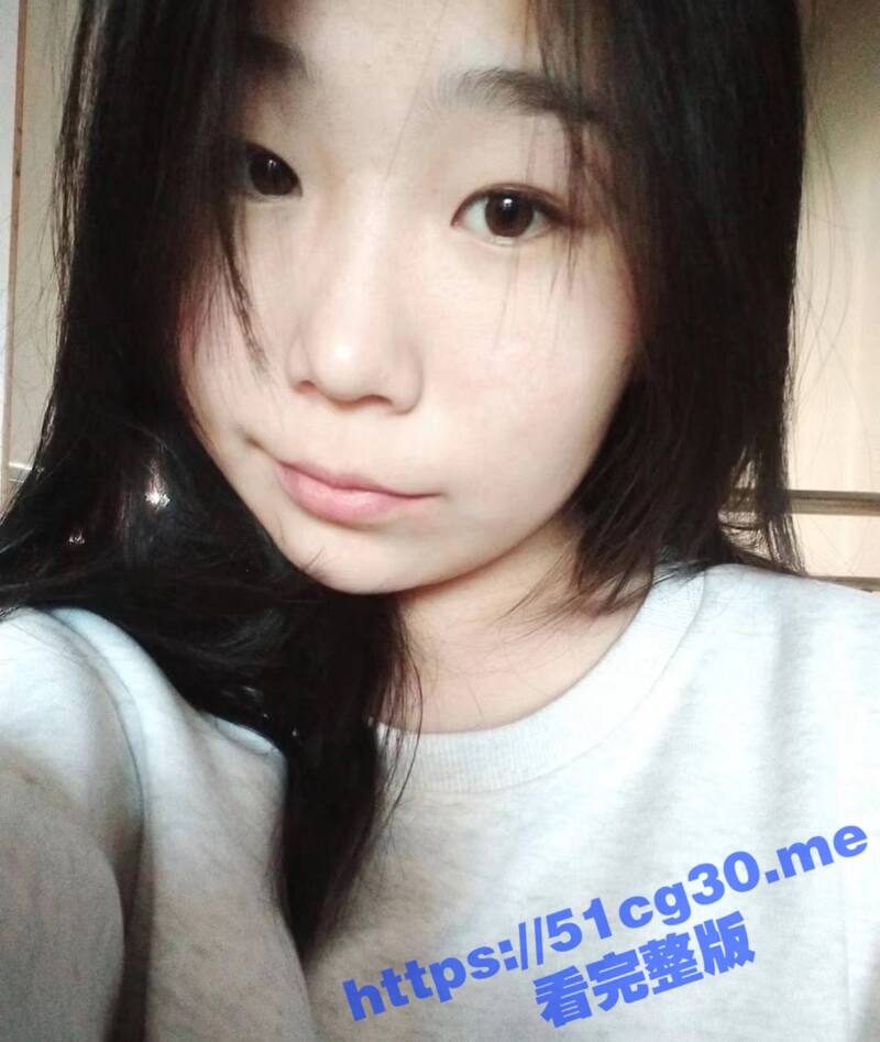 高三在校的眼镜娘学生妹 表面清纯校花 私下竟反差母狗 被炮友捏着大奶操到抽搐