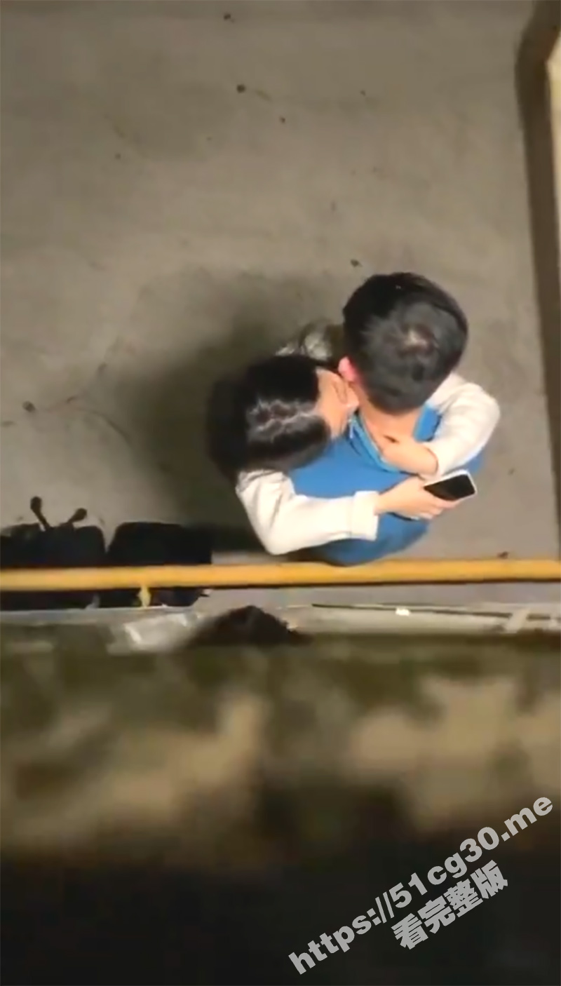 浙江传媒爆出男女偷情视频 男人看上去是第一次 女生超级主动咬耳朵