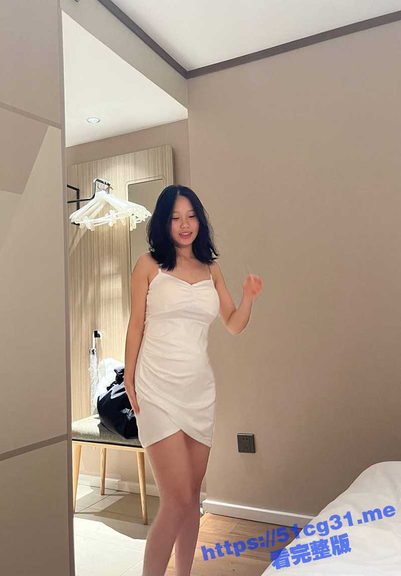 东莞极品白嫩巨乳人妻 乔宝 在家露出两个巨大的乳房躺在床上发情自慰揉奶抠逼