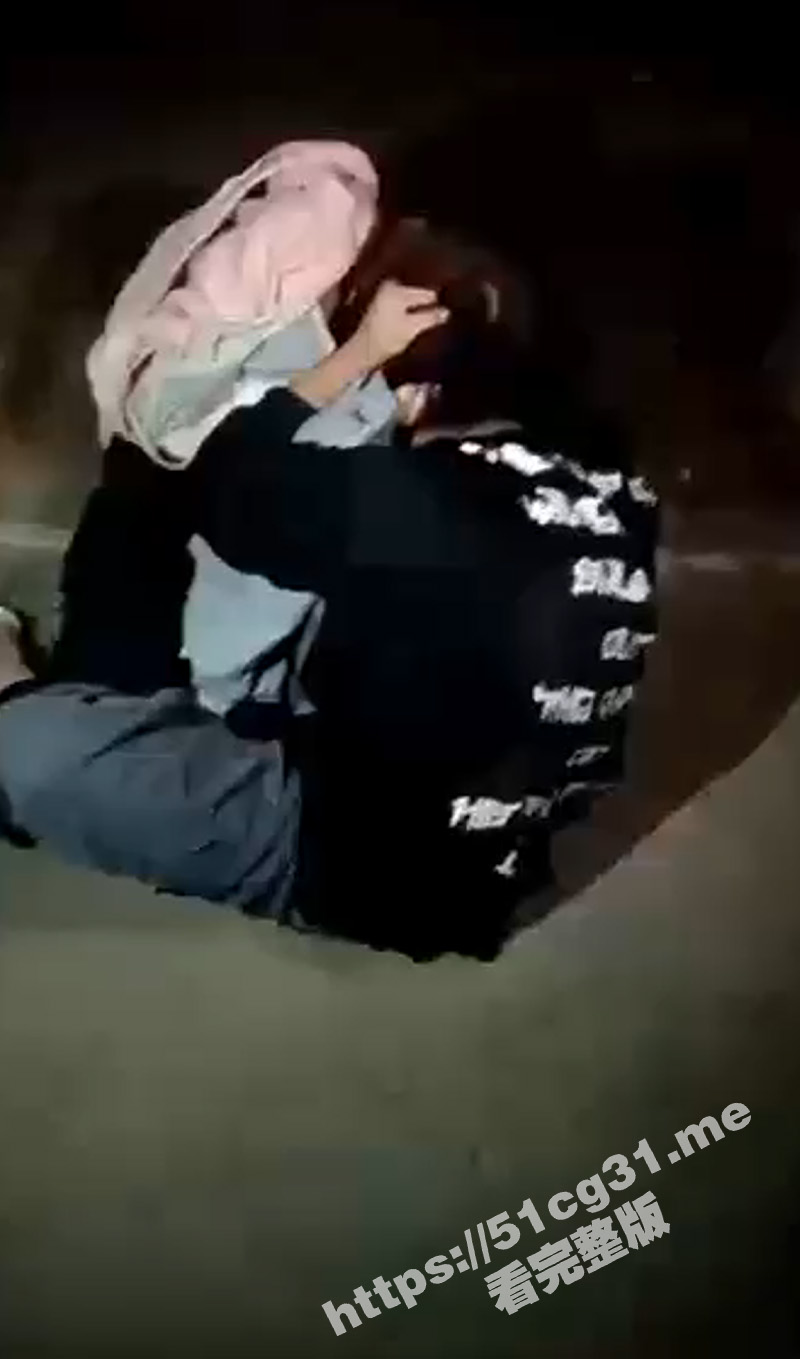 最喜欢看女人打架了！两个女生打架 衣服被扯掉露出奶子 旁边还有几个男的在起哄！