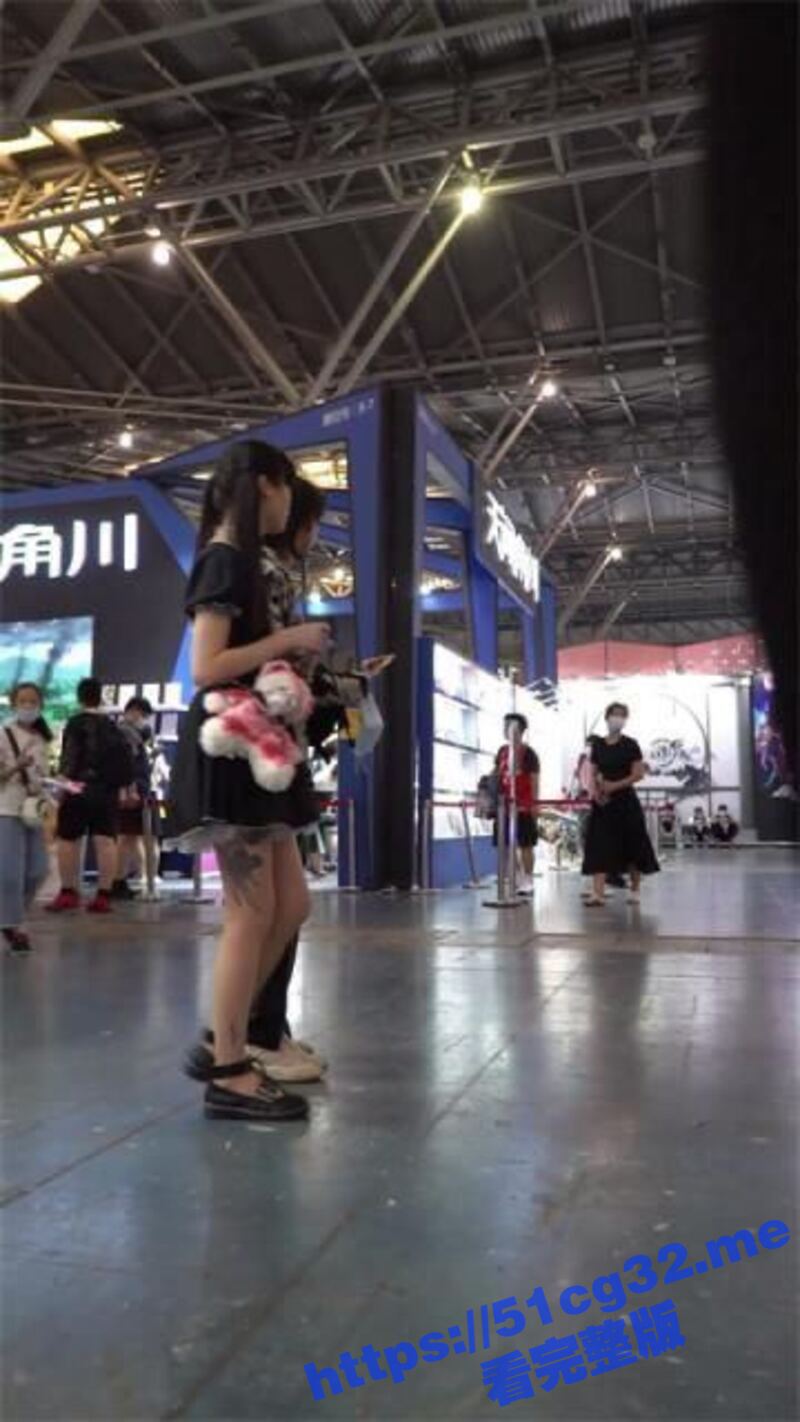 偷拍抄底 COS展发现一名双马尾女仆小姐姐 跟拍抄底后发现竟然没穿内裤 超骚的丝袜纹身腿
