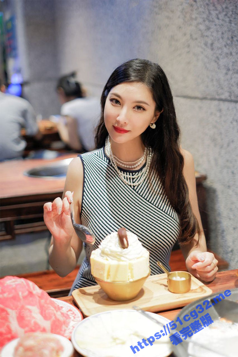 上海性瘾长腿女神 口交起来表情十分淫荡 这就是穷人的女神富二代的精盆