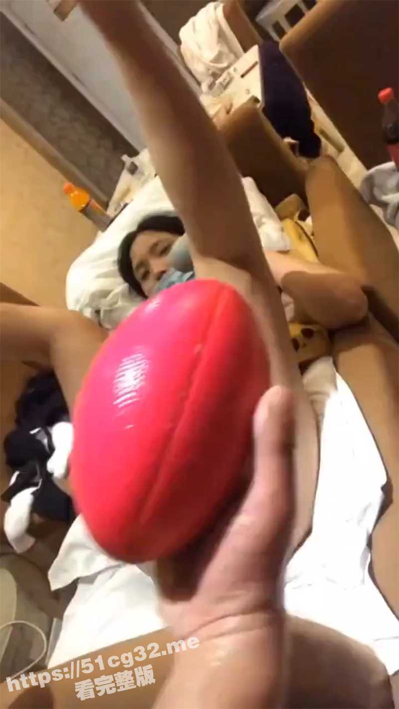 极品白嫩性欲很强的妻子被男友拿着橄榄球塞进多毛大黑逼 好震撼