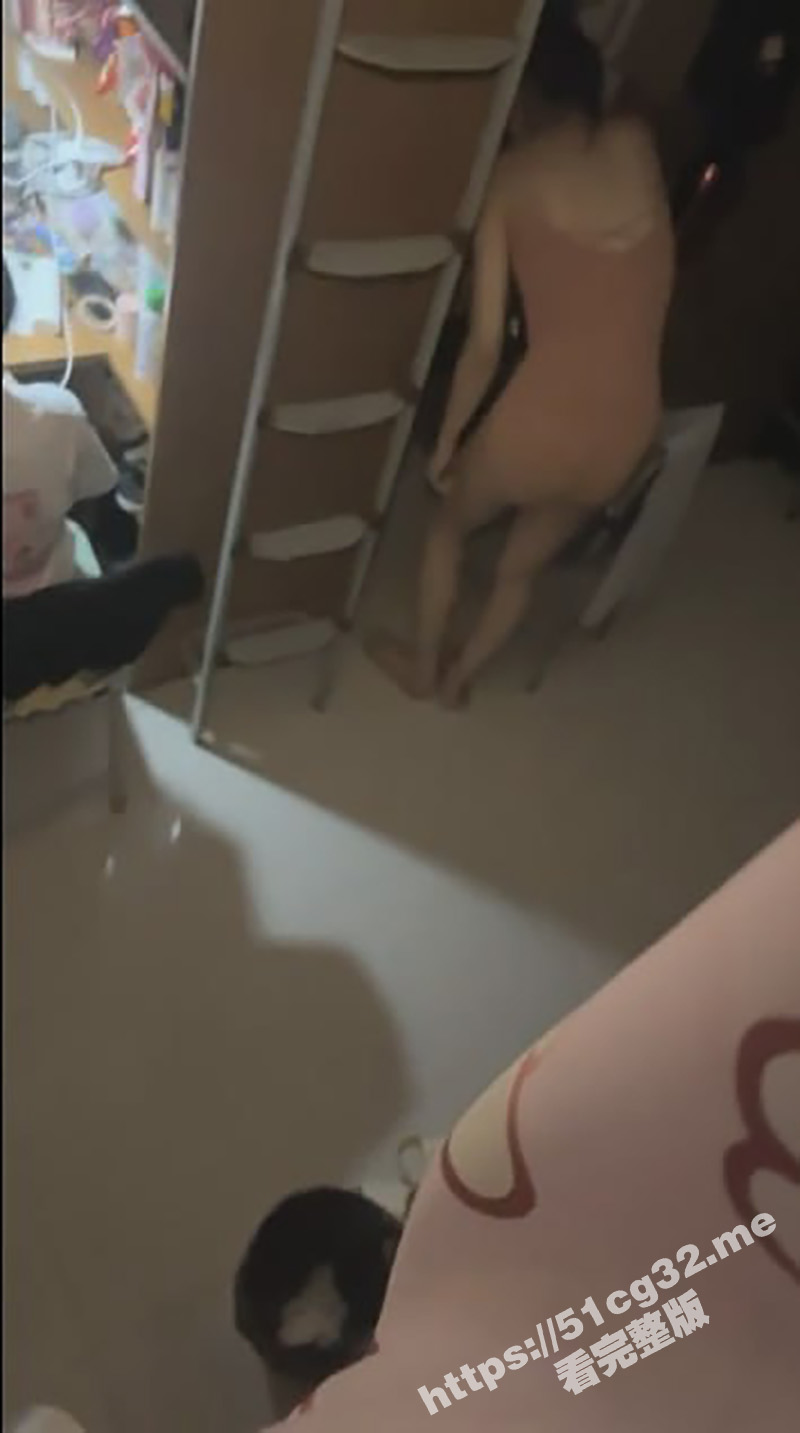 大学女生偷拍舍友换衣服 还在床上自慰 还是大学生会玩！