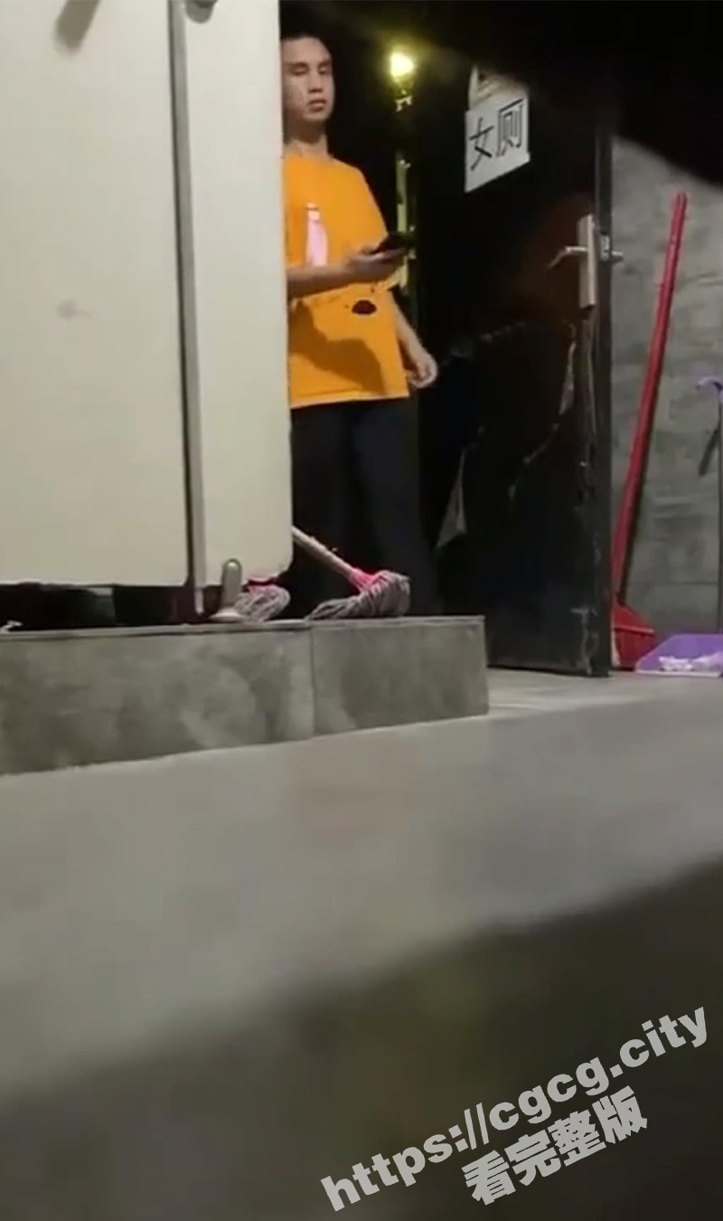 守株待兔！变态男去女厕偷拍却被美女反拍怒骂 最后被吓得灰溜溜的跑了！