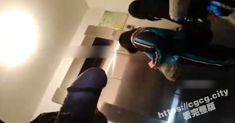 变态佬追着两个女学生在后面打飞机 女生报警后他还跟到电梯前 女生被吓得手机都掉到在了地上