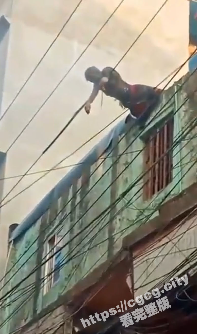 印度阿三触电着火 全身被烤焦变黑 空气中弥漫着一股烤焦的气味 画面渗人！