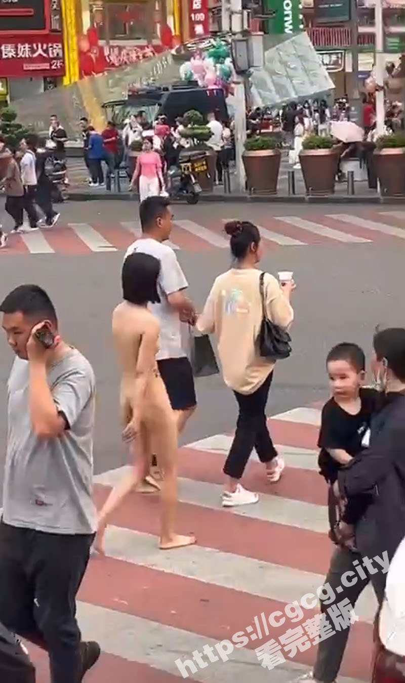 主人的任务！少女在大街上全裸露出招摇过市 引起路人纷纷围观驻足 可真豁得出去
