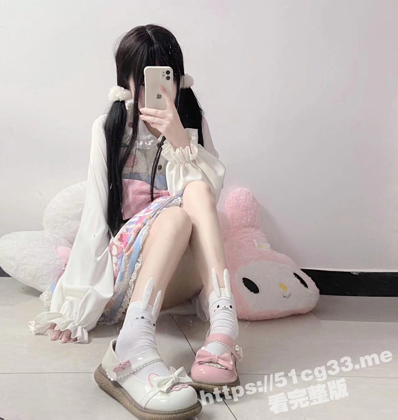 推特活泼可爱的萝莉美少女 小瑶宝宝 被大屌男友无套后入暴躁无毛粉逼最后射在白白的大奶子上