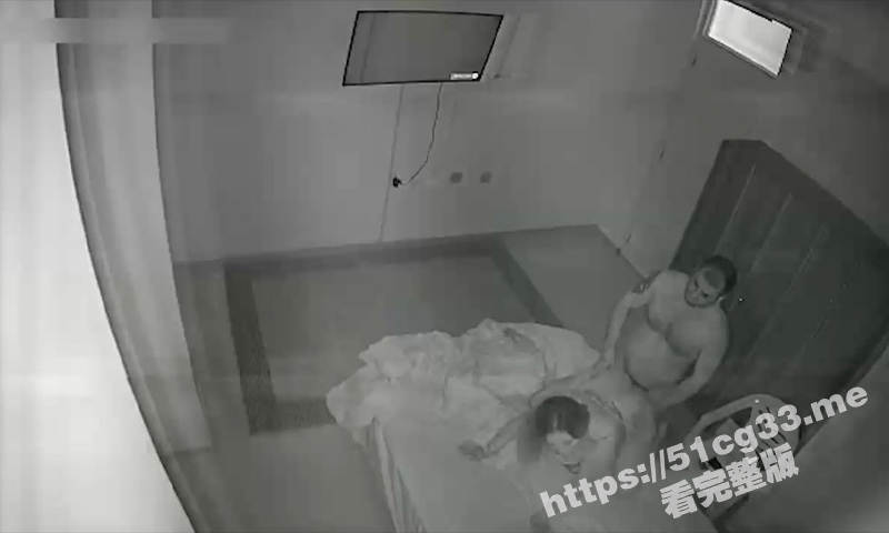 绿帽老公逮住正在偷情的奸夫淫妇 用小刀把奸夫捅伤 淫妇被连捅十几刀后倒在血泊中！