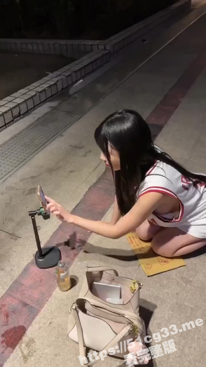高颜值主播 玲奈 在台北车站前直播时 有猥琐男对她打手枪 报警后警察查证是自导自演！
