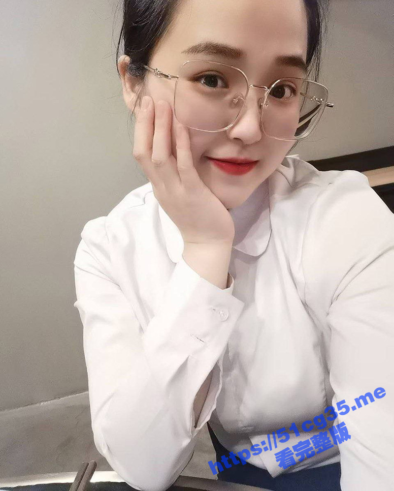 瓜友真实投稿！戴眼镜的骚货老婆 大奶老婆是个骚货 最爱秀胸和露出 做梦都想玩多人