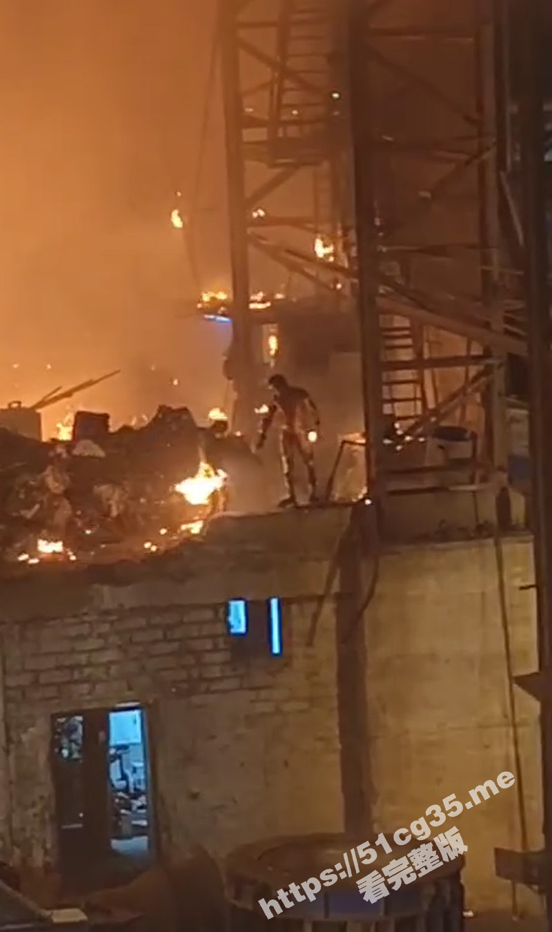 地狱般的画面 印度古吉拉特邦钢厂发生钢水倾泄事故 钢水喷泄在工人身上 3人身亡7人受伤