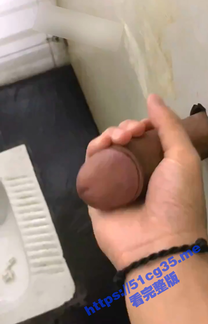 基佬搞基现在都这么玩了 在厕所搞鸟洞了 这样既能不面基 还能沉浸在自己的幻想里