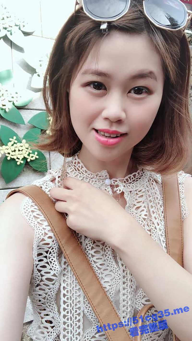 因满足不了性欲超强的老婆 就约了两个大鸡巴男人玩3P 还叫来自己的老公负责拍摄特别反差