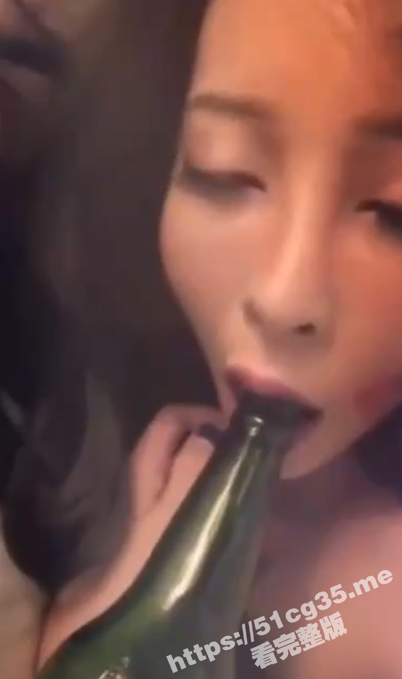 放开那个瓶子让我来！台湾骚货少妇用啤酒瓶捅逼自慰呻吟 那淫荡的表情看起来很是欠操