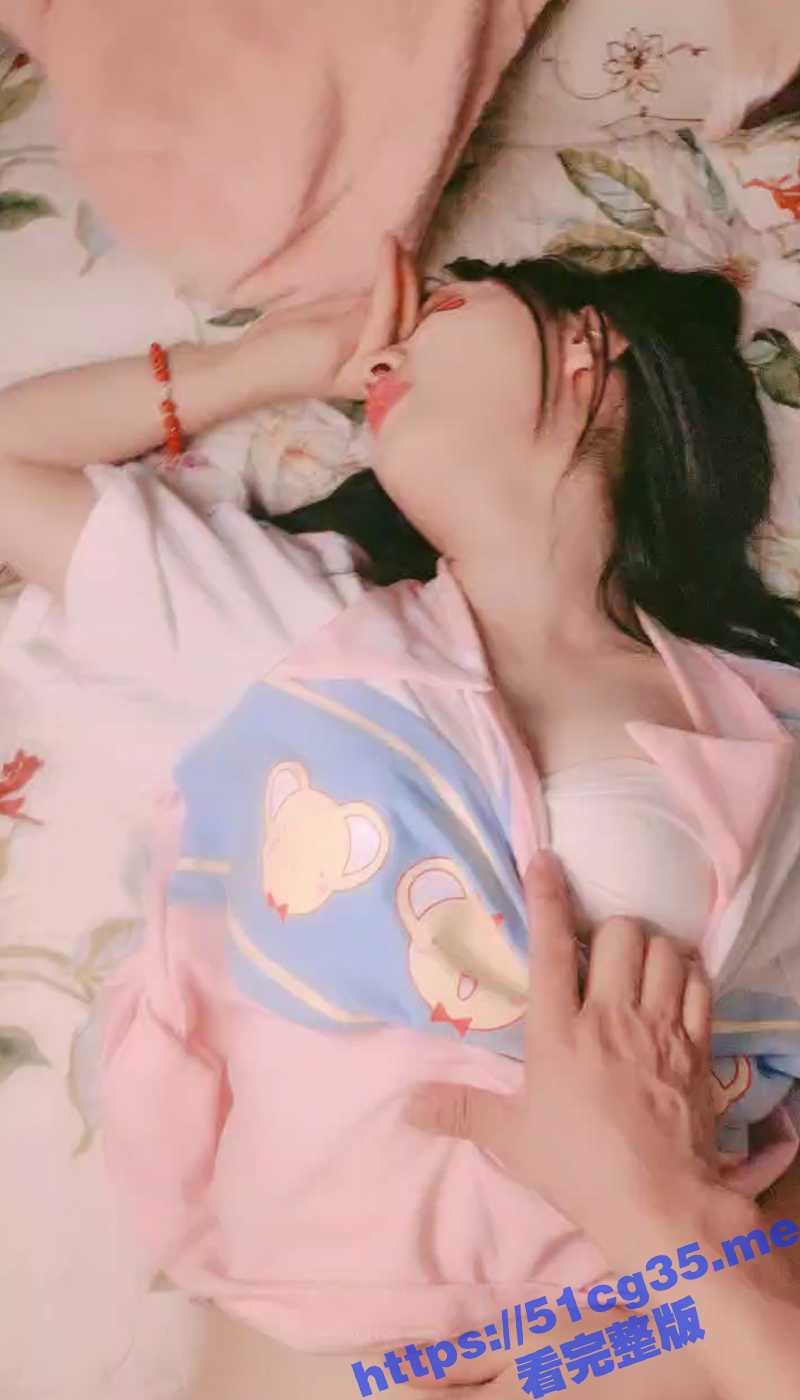 卡哇伊萝莉萌妹被炮友随意玩弄 站立翘着圆润屁股后入一线天逼 跪在沙发上一下下撞击猛操！