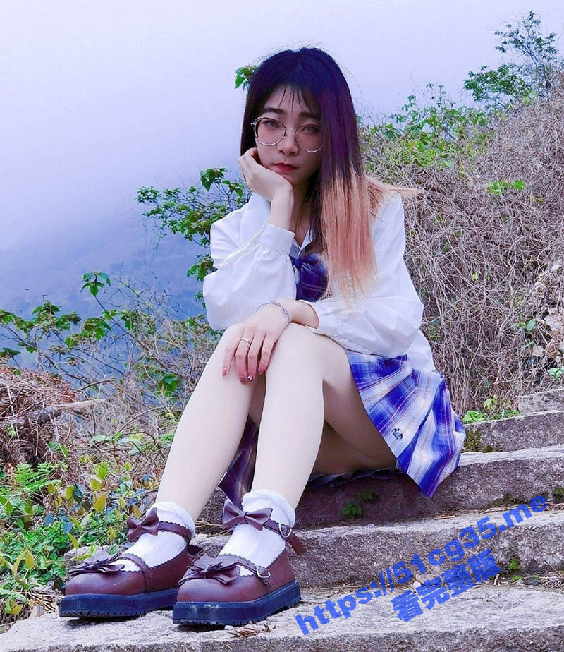 18岁jk嫩妹被约出来做爱 骚母狗还是在校学生 这么清纯的小妹妹还是个极骚的反差婊